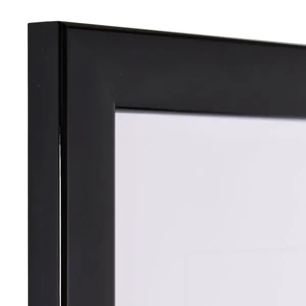 Découvre la vue détaillée du coin de ce cadre bois noir brillant MonCadrePréféré, avec ses bords élégamment arrondis.