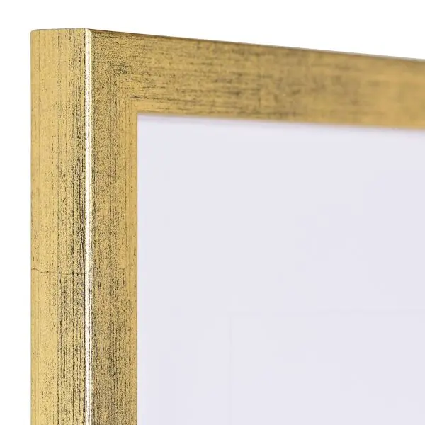 Découvre cet angle élégant de ton cadre photo Helena doré de MonCadrePréféré, avec sa structure en bois raffinée et sa surface lisse.