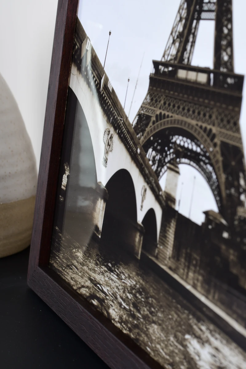 Cadre photo en bois Elva wengé MonCadrePréféré, en gros plan dans un salon. Met en valeur tes photos et décore ton intérieur.