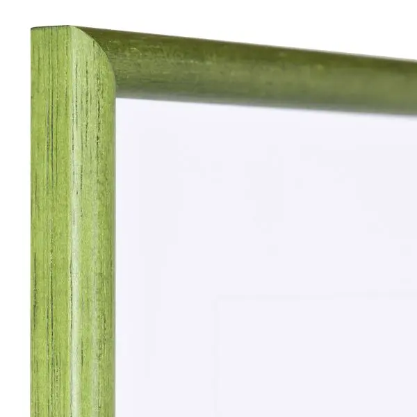Chez MonCadrePréféré, découvre l'angle du cadre bois Ava vert sapin, classique, à pores ouverts, profil demi-rond fin.