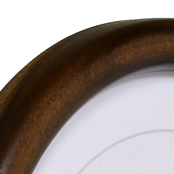 Découvre cette vue du coin de ton cadre photo rond Profil Klara de MonCadrePréféré, une touche parfaite en marron pour tes images préférées.