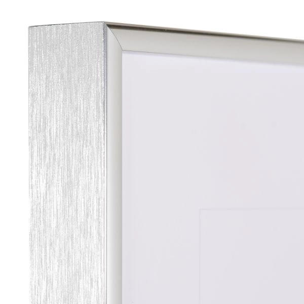 Vue du coin d'un cadre en aluminium argenté, très stable, avec son système d'angle breveté. Idéal pour toi et MonCadrePréféré.