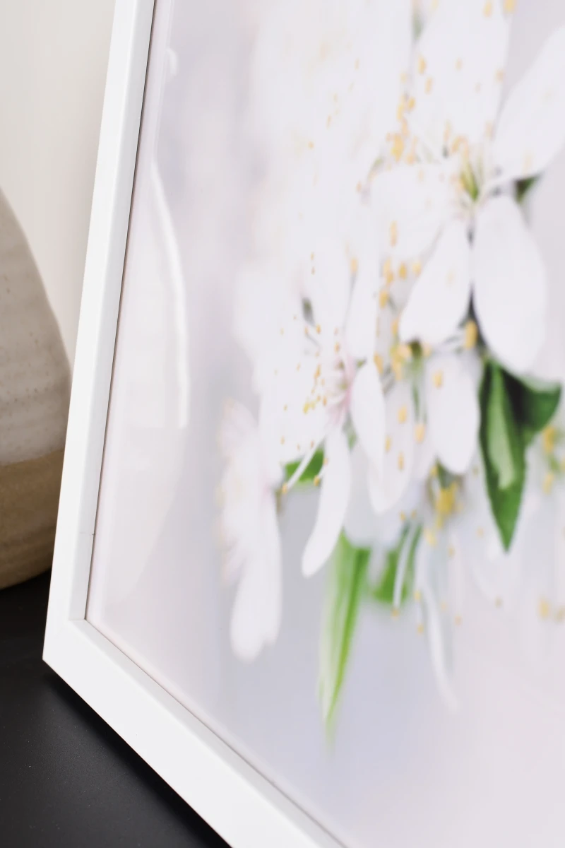 Cadre photo bois Fiona blanc en gros plan, dans ton intérieur. MonCadrePréféré sublime tes photos avec élégance et chaleur.