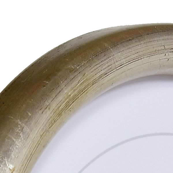 Découvre le détail de l'angle d'un cadre photo rond argenté, un choix élégant pour tes images. MonCadrePréféré propose des cadres de qualité.