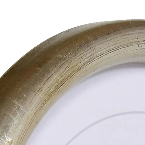 Découvre le détail de l'angle d'un cadre photo rond argenté, un choix élégant pour tes images. MonCadrePréféré propose des cadres de qualité.