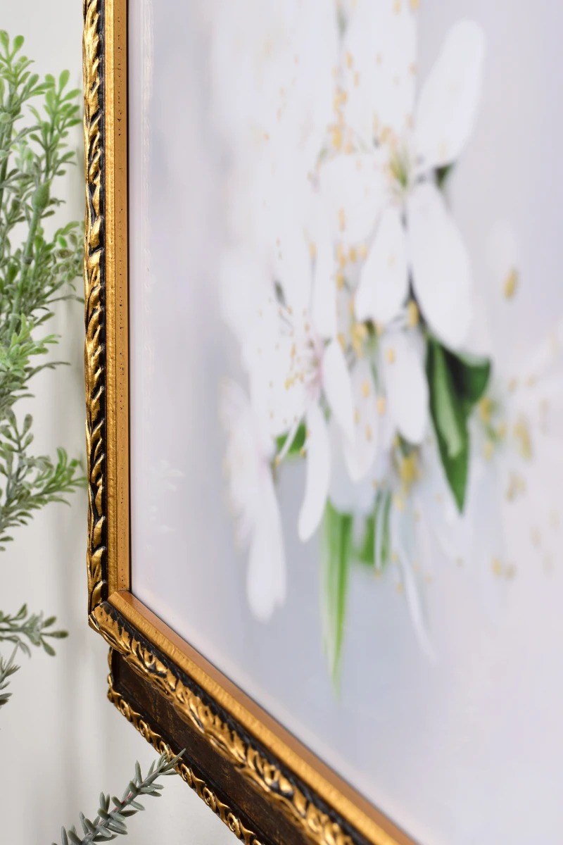 Découvre le cadre photo Olivia en bois brun, de MonCadrePréféré, mis en scène dans un intérieur cosy. Une vue qui t'inspire.