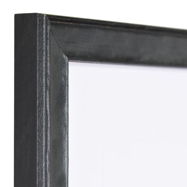 Regarde l'angle du cadre photo en bois Liv noir. Tu vois la qualité de la finition de ton MonCadrePréféré, parfait pour tes photos.