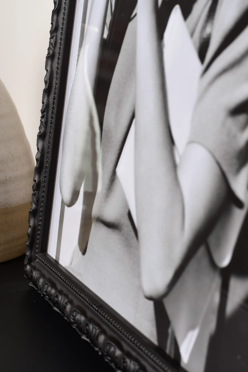 Découvre ce cadre photo en bois Stella noir de MonCadrePréféré, en gros plan dans un intérieur. Sublime tes photos avec style!