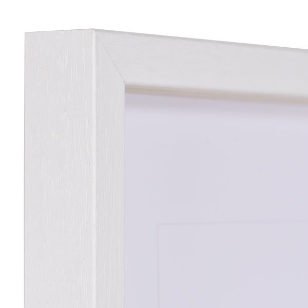 Découvre cet aperçu détaillé de l'angle d'un cadre photo en bois blanc et étroit Nele de MonCadrePréféré.