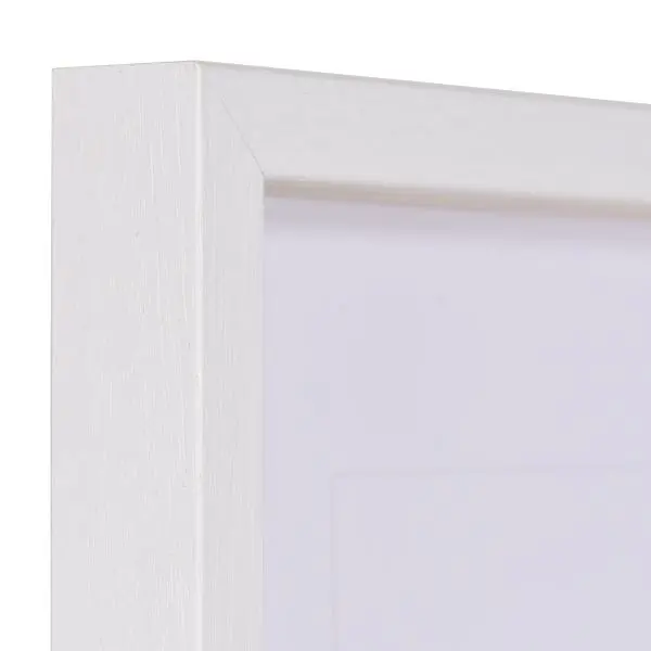 Découvre cet aperçu détaillé de l'angle d'un cadre photo en bois blanc et étroit Nele de MonCadrePréféré.