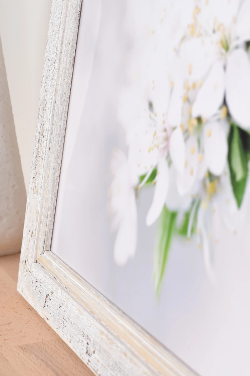 Découvre ce cadre photo Insa en bois blanc, magnifiquement mis en valeur dans ton intérieur. MonCadrePréféré t'offre un gros plan unique.