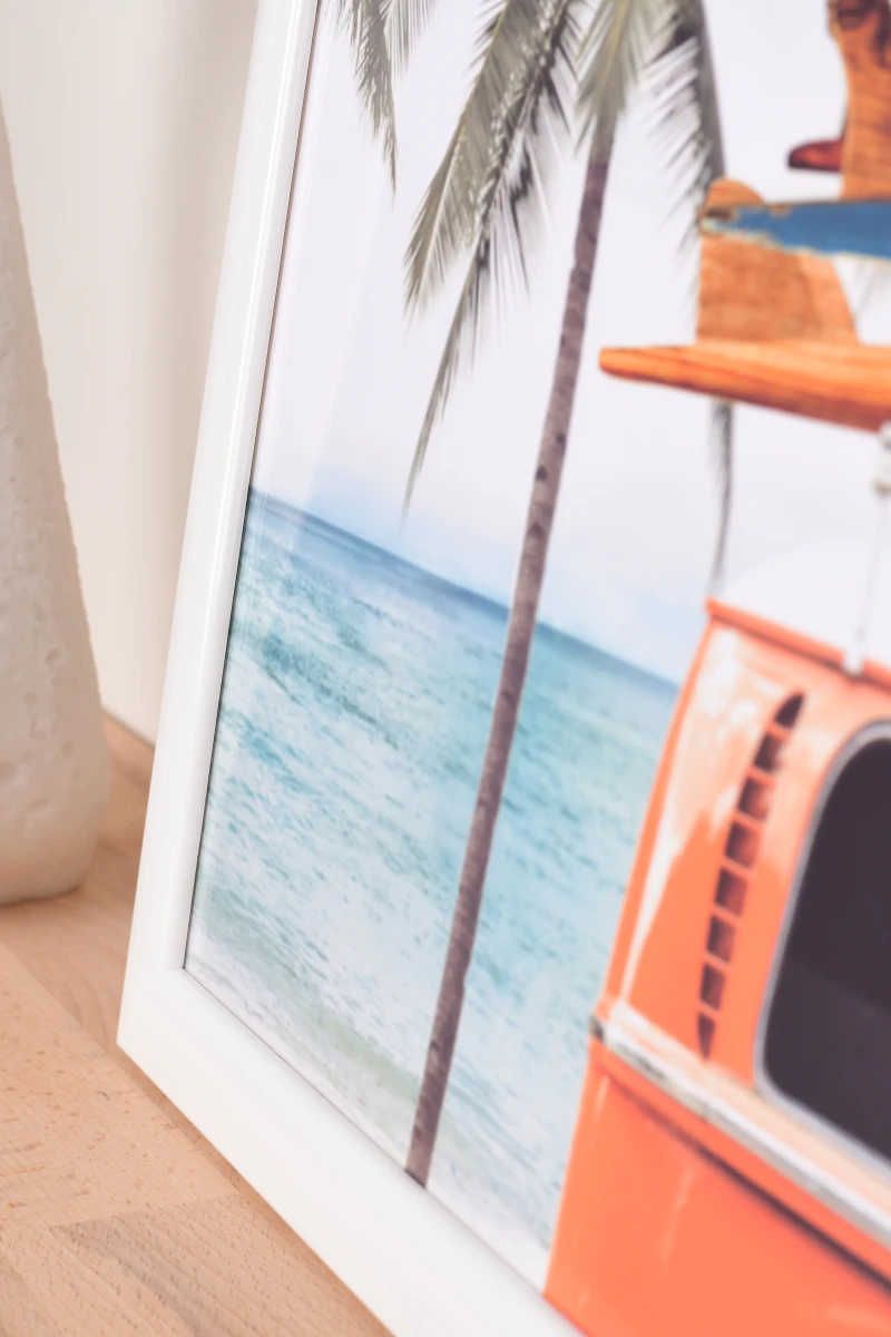 Ton cadre photo Greta en bois blanc brillant MonCadrePréféré. Gros plan parfait pour sublimer ton intérieur et tes photos.