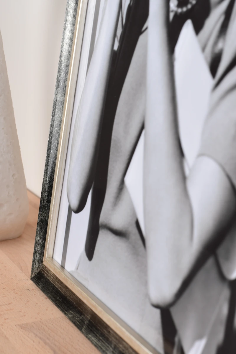 Cadre photo bois Milena platine MonCadrePréféré. Idéal pour ton intérieur. Ce gros plan révèle sa qualité et son élégance.