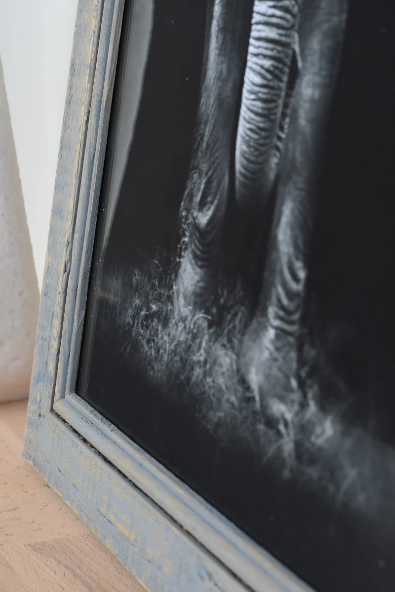 Découvre ce cadre photo en bois Insa anthracite, idéal pour embellir ton intérieur. Vue rapprochée de qualité par MonCadrePréféré.