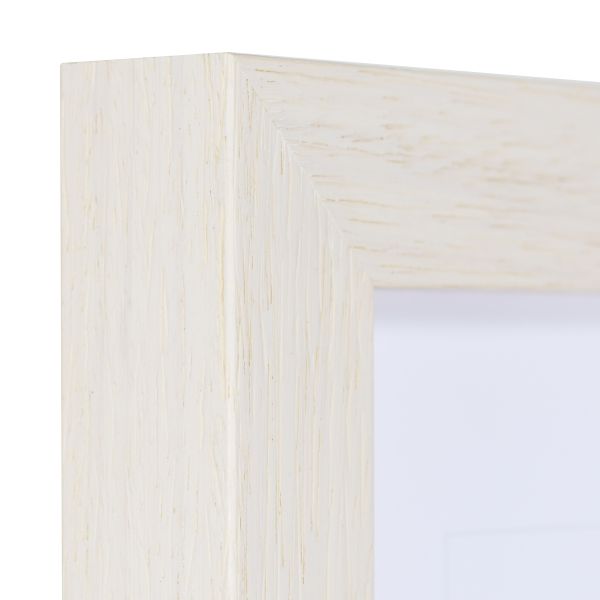Vue du coin d'un cadre photo en bois blanc, vernis à pores ouverts. Ressens la texture naturelle du bois visible et palpable.