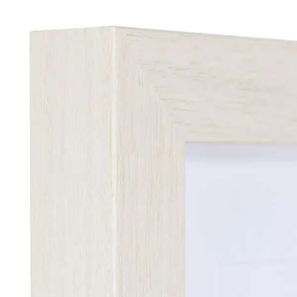 Vue du coin d'un cadre photo en bois blanc, vernis à pores ouverts. Ressens la texture naturelle du bois visible et palpable.