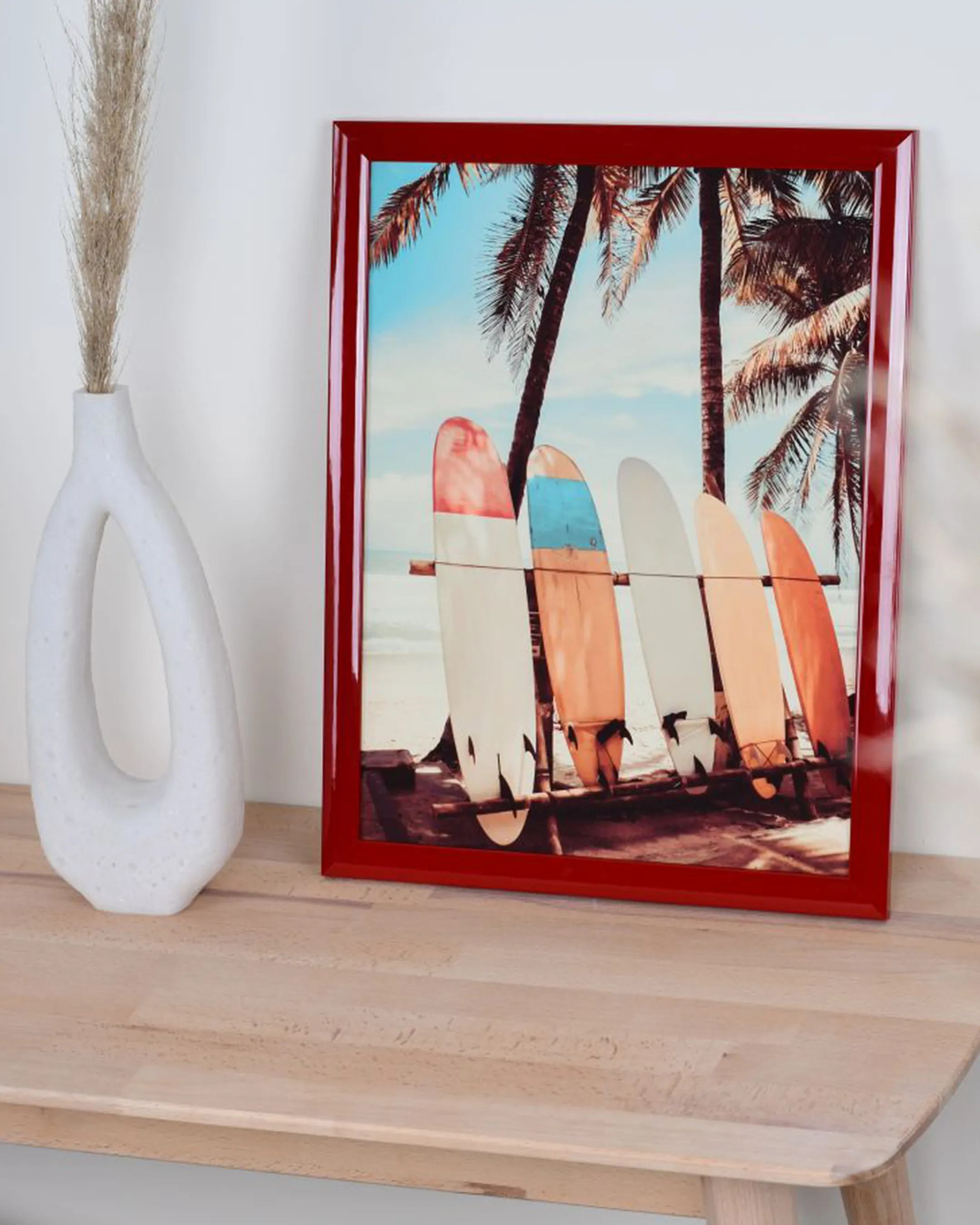 Cadre en bois Greta rouge brillant dans un intérieur