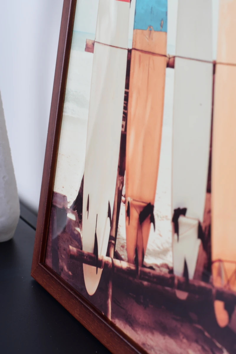 Ce cadre photo Helena en bois wengé, vu en gros plan, parfait ton intérieur. Trouve la qualité chez MonCadrePréféré pour tes souvenirs.