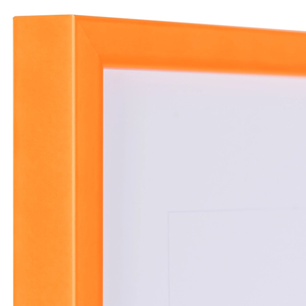 Aperçu détaillé du coin de ce magnifique cadre photo en bois couleur orange néon. Il mettra tes photos en valeur chez MonCadrePréféré.