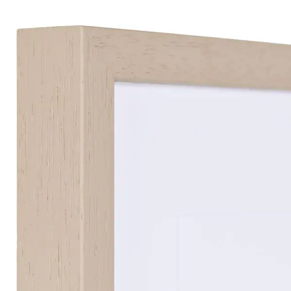 Découvre la vue détaillée du coin de ce cadre photo moderne MonCadrePréféré en bois fin et marron clair.