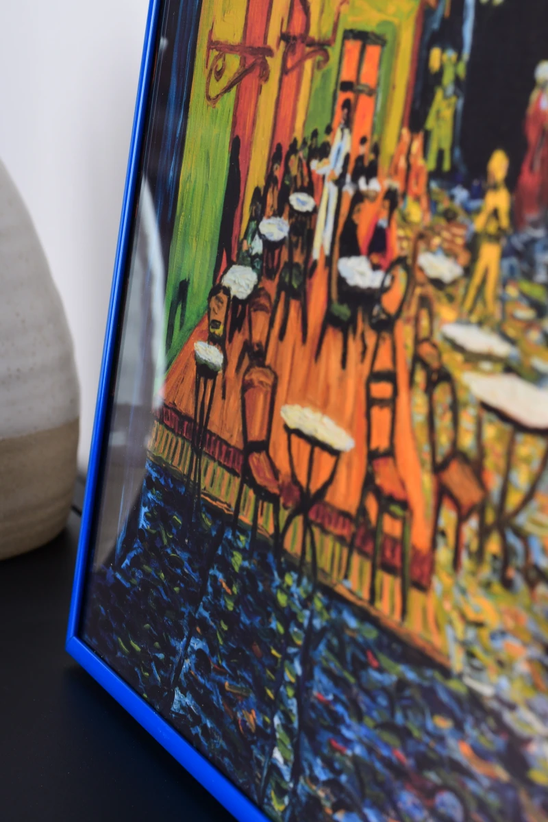 Découvre ton cadre photo Luca en aluminium bleu de MonCadrePréféré. Ce gros plan sublime l'élégance pour ton intérieur moderne.