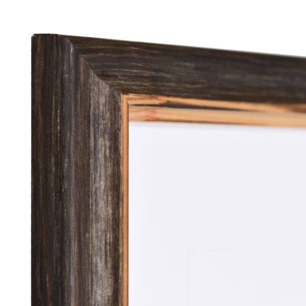 Angle de ton cadre bois massif marron foncé, avec profil légèrement incurvé et bord intérieur distinctif de style campagne.