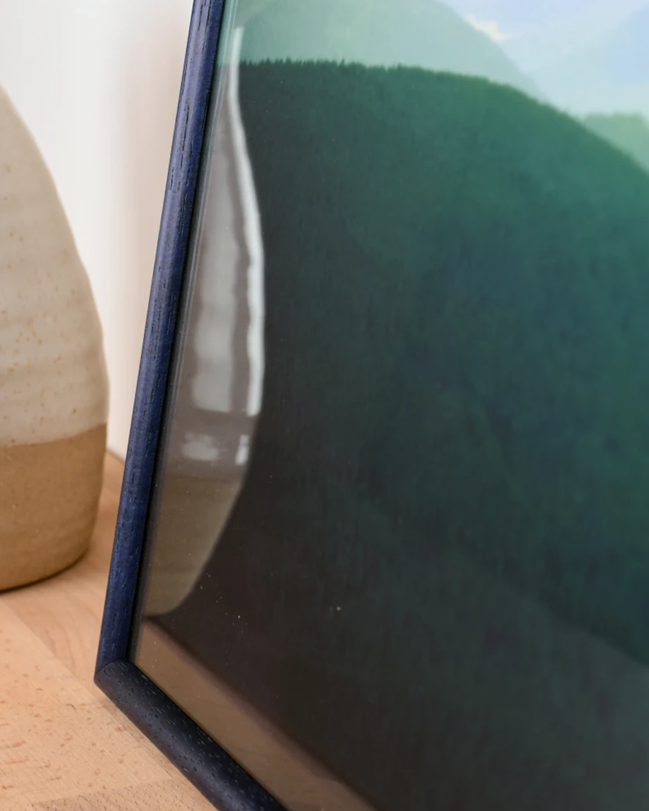 Cadre en bois Ava bleu dans un intérieur