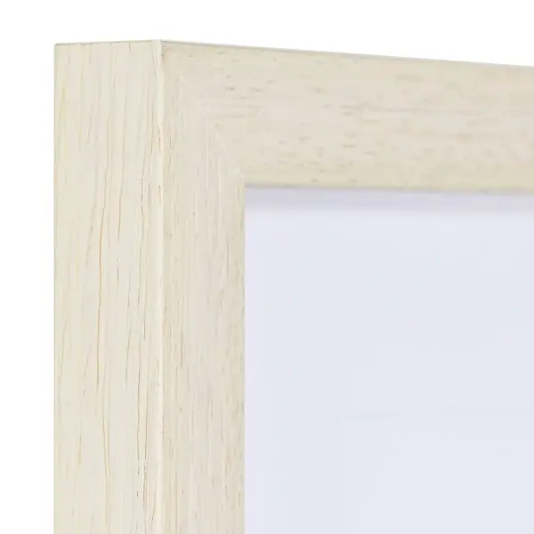Vue de l'angle d'un cadre photo carré, moderne, en bois blanc. La structure naturelle du bois est visible chez MonCadrePréféré.