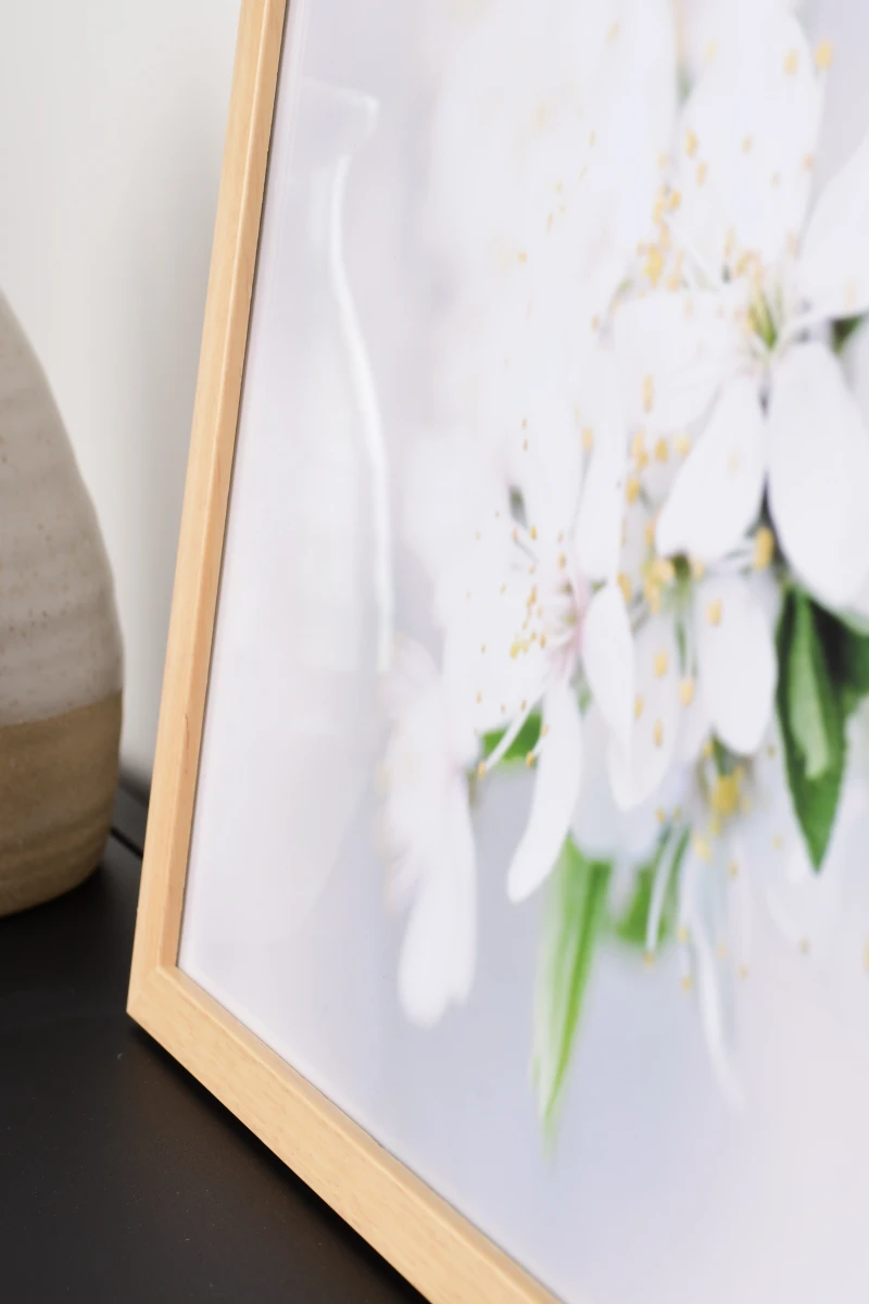Découvre le cadre photo en bois Helena couleur naturelle de MonCadrePréféré, présenté en gros plan dans un intérieur cosy, parfait pour ton salon.