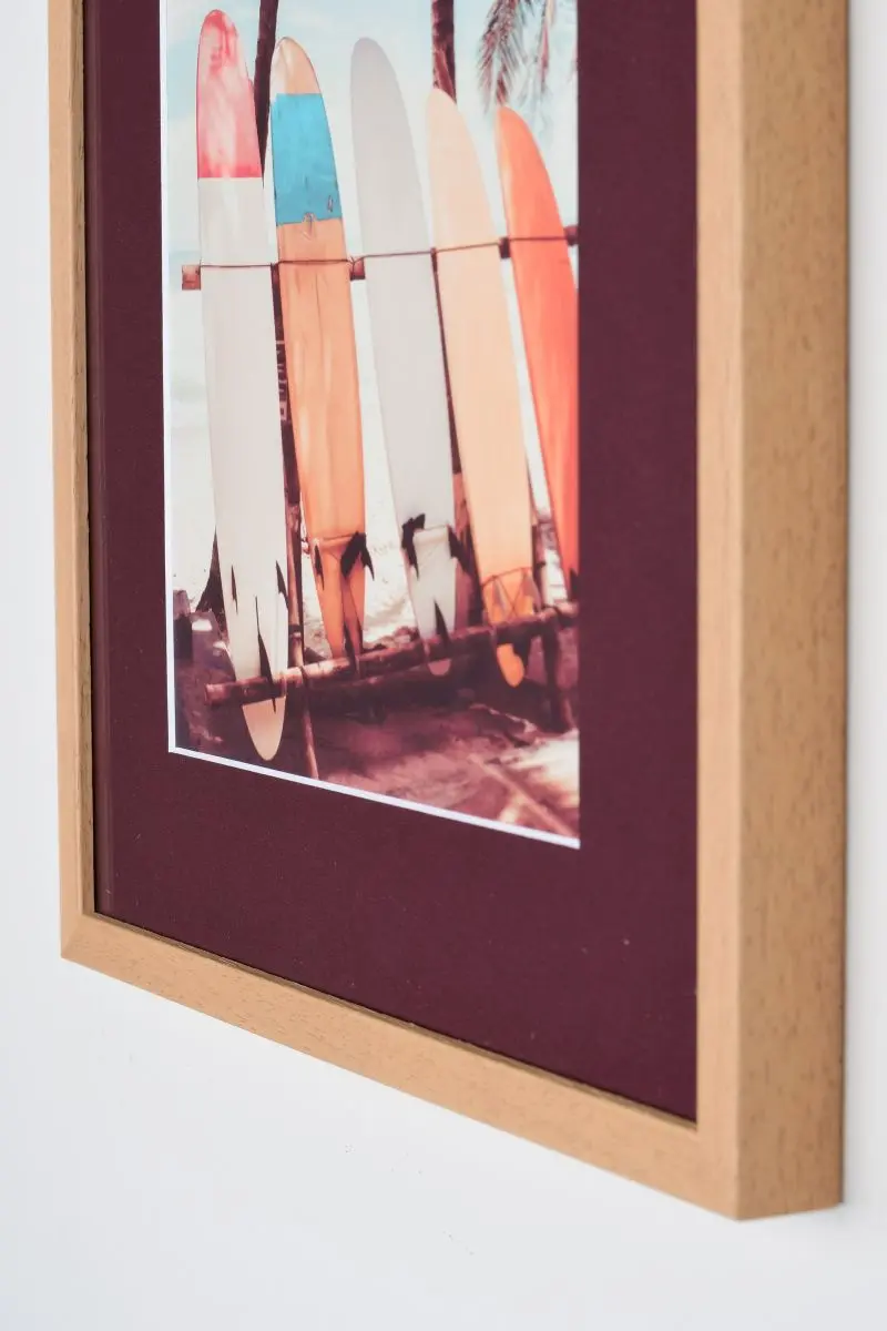 Gros plan sur un élégant cadre photo MonCadrePréféré avec passe-partout rouge bordeaux, harmonieusement intégré dans un intérieur moderne.