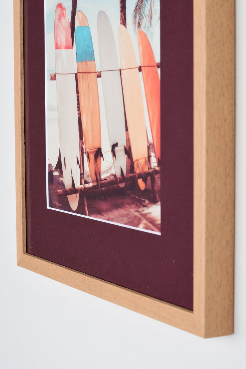 Gros plan sur un élégant cadre photo MonCadrePréféré avec passe-partout rouge bordeaux, harmonieusement intégré dans un intérieur moderne.