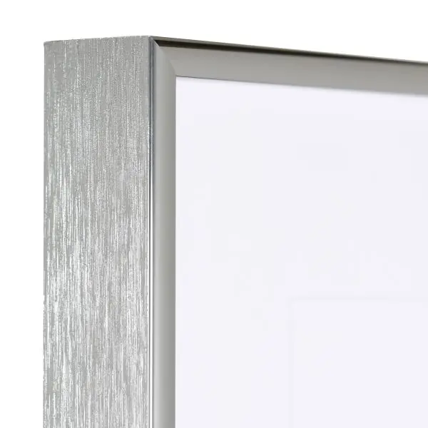 Découvre le coin de ton cadre photo aluminium Luca MonCadrePréféré, très stable, argent antique, avec système de fixation breveté.