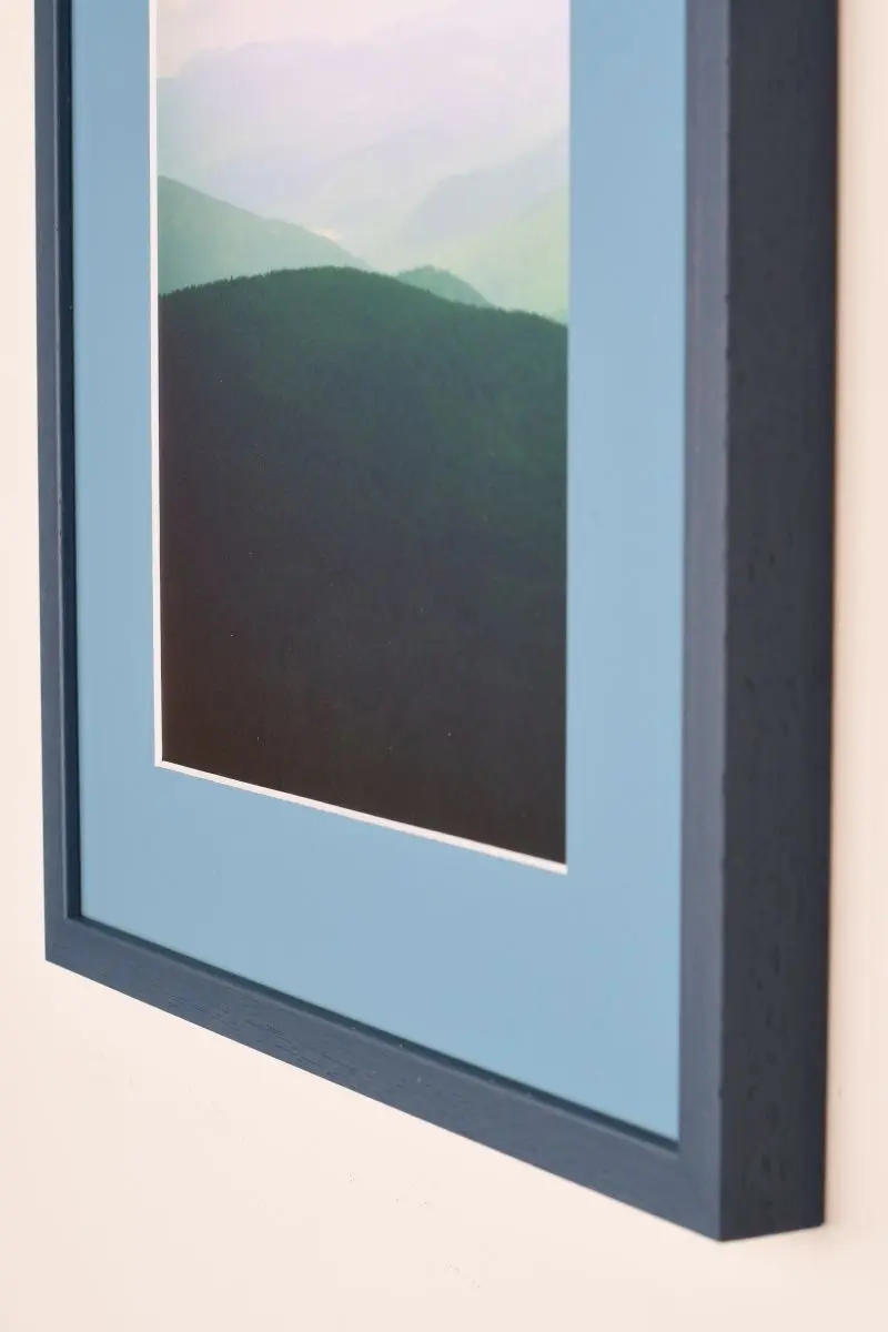 Imagine ton cadre photo MonCadrePréféré avec un passe-partout couleur Atlantic. Il sublime ton intérieur et met tes photos en valeur.