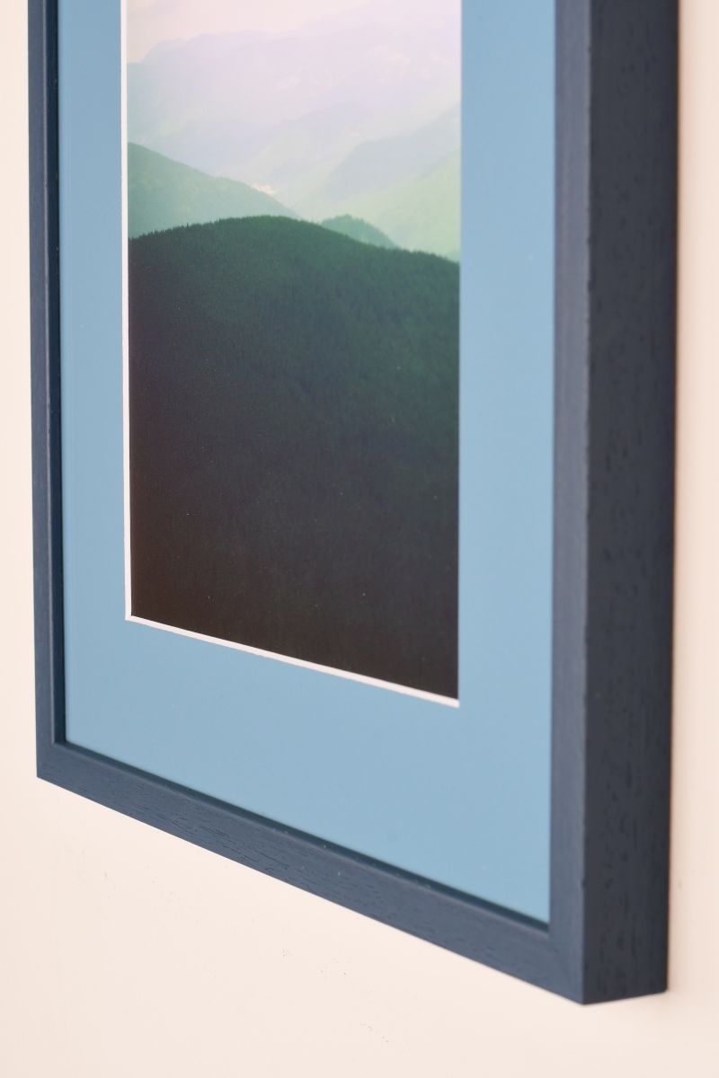 Imagine ton cadre photo MonCadrePréféré avec un passe-partout couleur Atlantic. Il sublime ton intérieur et met tes photos en valeur.