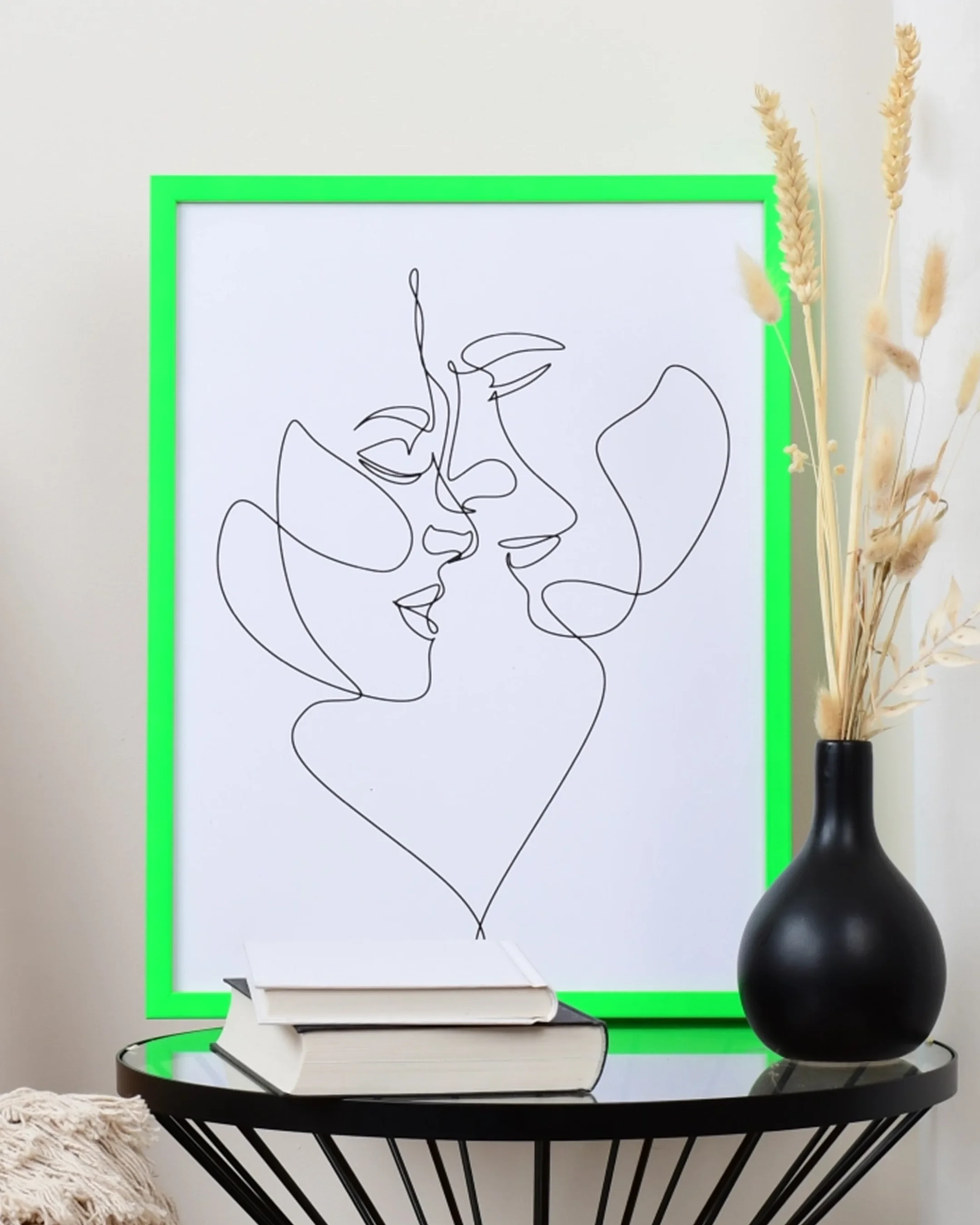 Cadre néon en bois Bonnie vert dans un intérieur