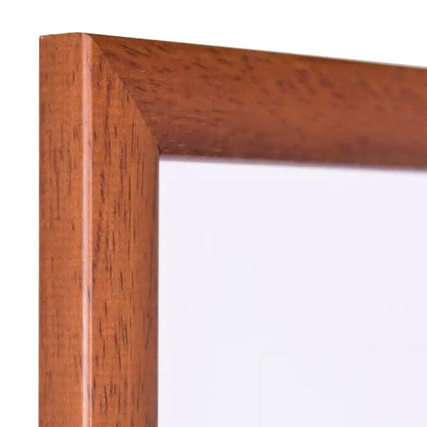 L'angle de ton cadre photo en bois marron MonCadrePréféré. Ses bords légèrement arrondis offrent une finition douce et moderne.