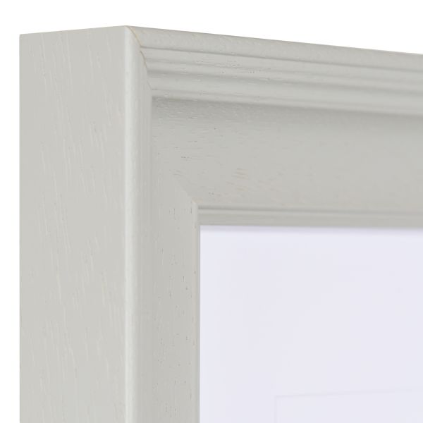 Découvre l'angle élégant de ce cadre photo Isabella en bois gris clair. Idéal pour tes images, la qualité MonCadrePréféré.