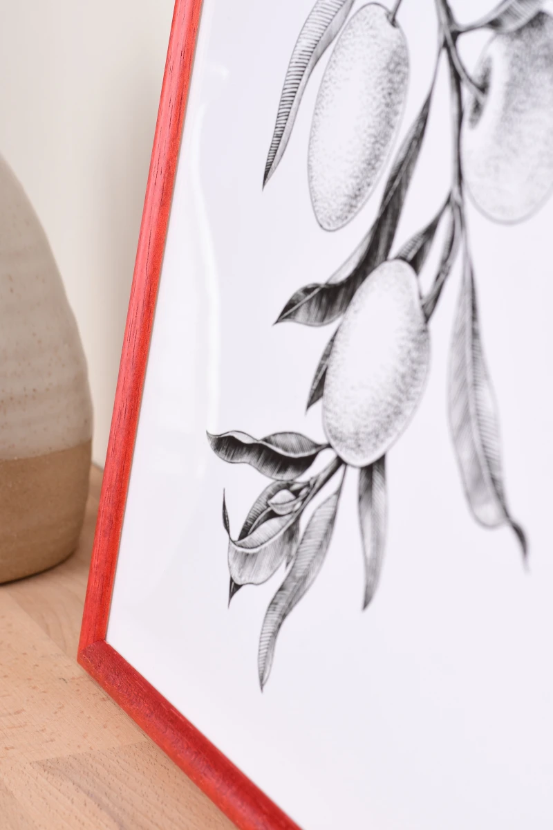 Admire ton cadre photo en bois Ava rouge vif de MonCadrePréféré. Cette nahaufnahme dévoile son élégance et sa chaleur dans un intérieur moderne, parfait pour tes plus belles images.