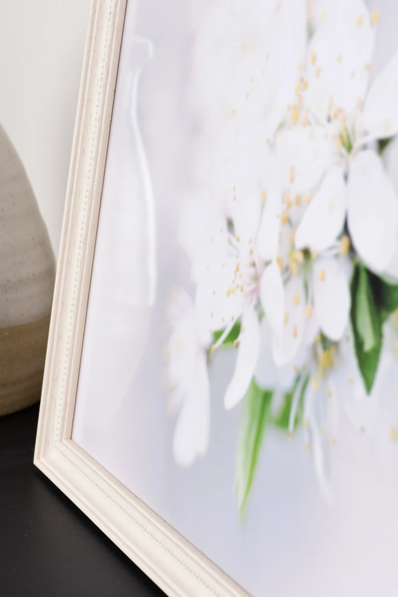 Admire ce cadre photo en bois Emily, blanc, parfaitement intégré dans un décor chaleureux. Une vue rapprochée pour t'inspirer chez MonCadrePréféré.