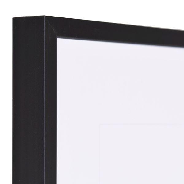 Détail de l'angle du cadre photo en aluminium noir. La finition anodisée mate est moderne pour tes photos MonCadrePréféré.