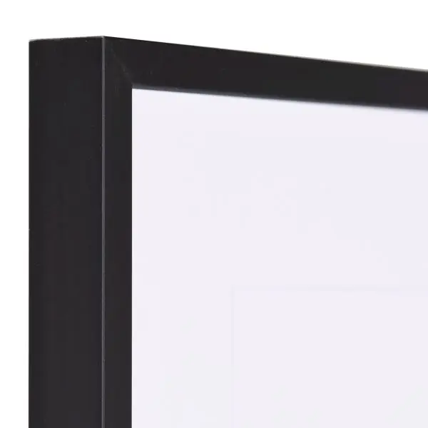 Détail de l'angle du cadre photo en aluminium noir. La finition anodisée mate est moderne pour tes photos MonCadrePréféré.
