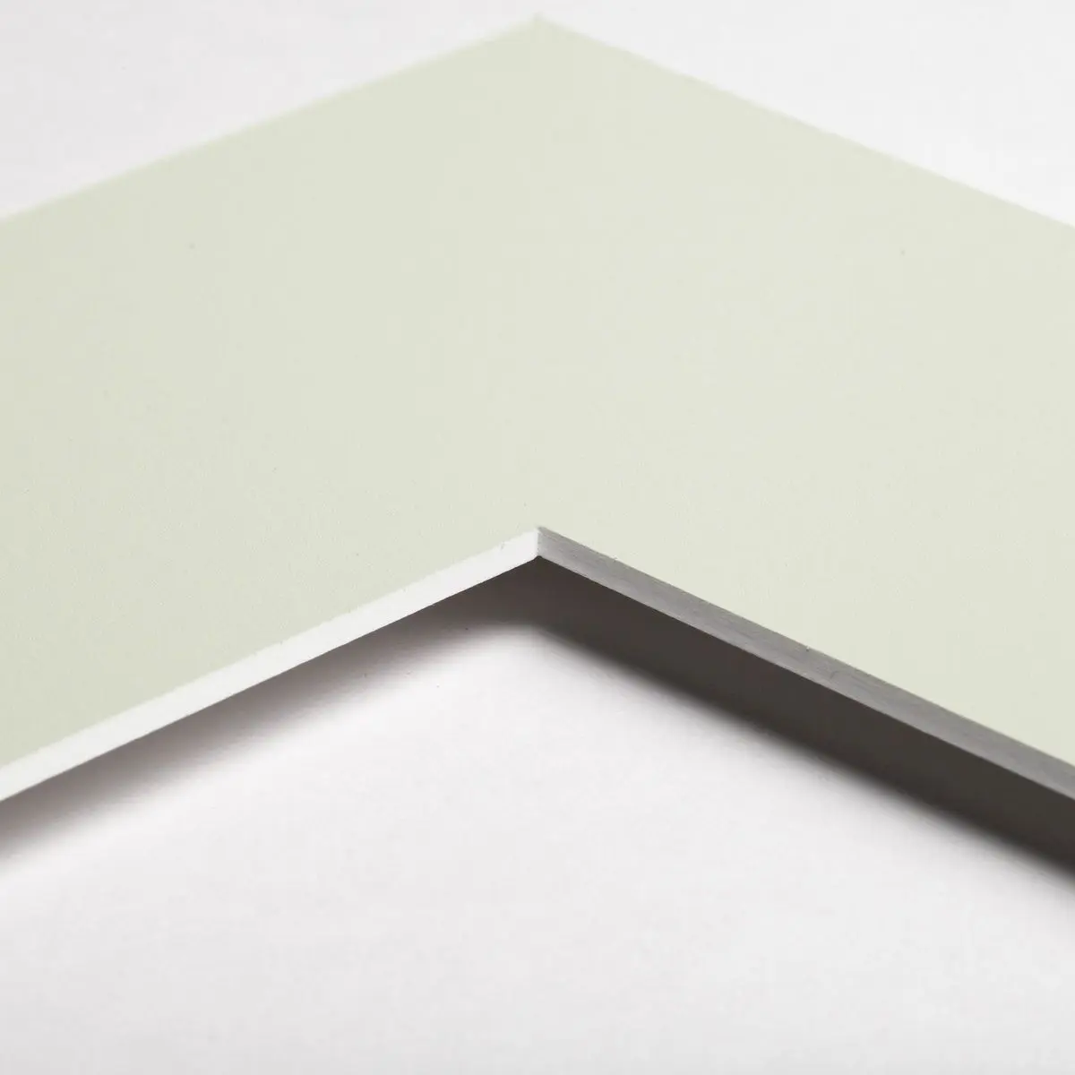 Découvre cette vue rapprochée de l'angle d'un passe-partout couleur vert mousse de MonCadrePréféré, parfait pour tes photos.