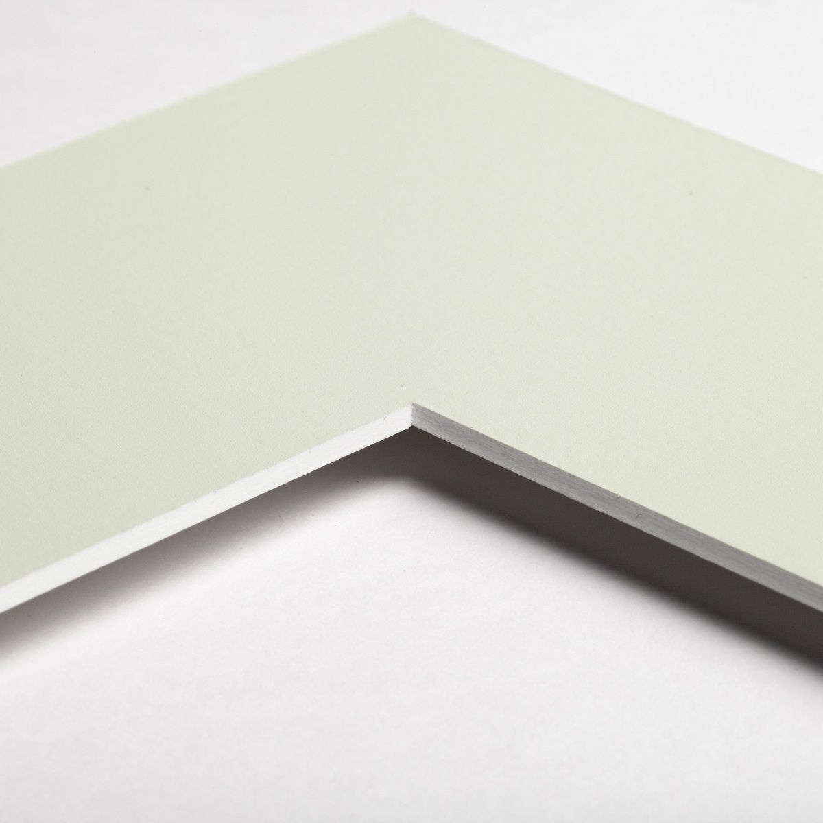 Découvre cette vue rapprochée de l'angle d'un passe-partout couleur vert mousse de MonCadrePréféré, parfait pour tes photos.