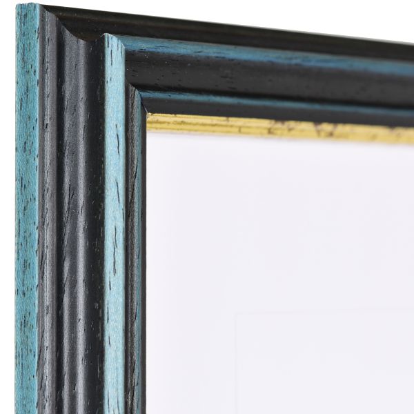 Vue détaillée de l'angle d'un cadre photo en bois bleu Annelie. Qualité MonCadrePréféré pour tes plus beaux souvenirs.