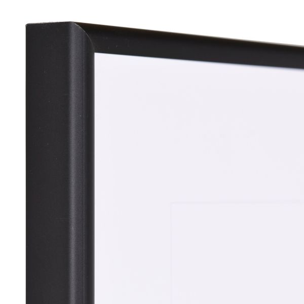 Découvre l'angle moderne de ce cadre noir en aluminium anodisé MonCadrePréféré, avec son profil demi-rond robuste.