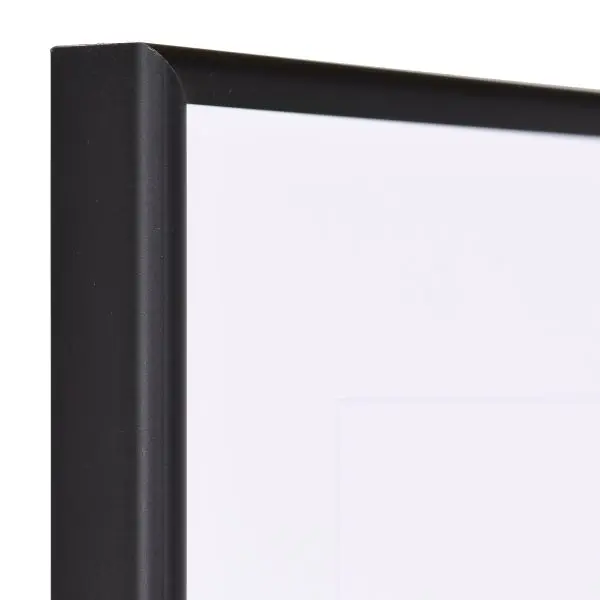 Découvre l'angle moderne de ce cadre noir en aluminium anodisé MonCadrePréféré, avec son profil demi-rond robuste.