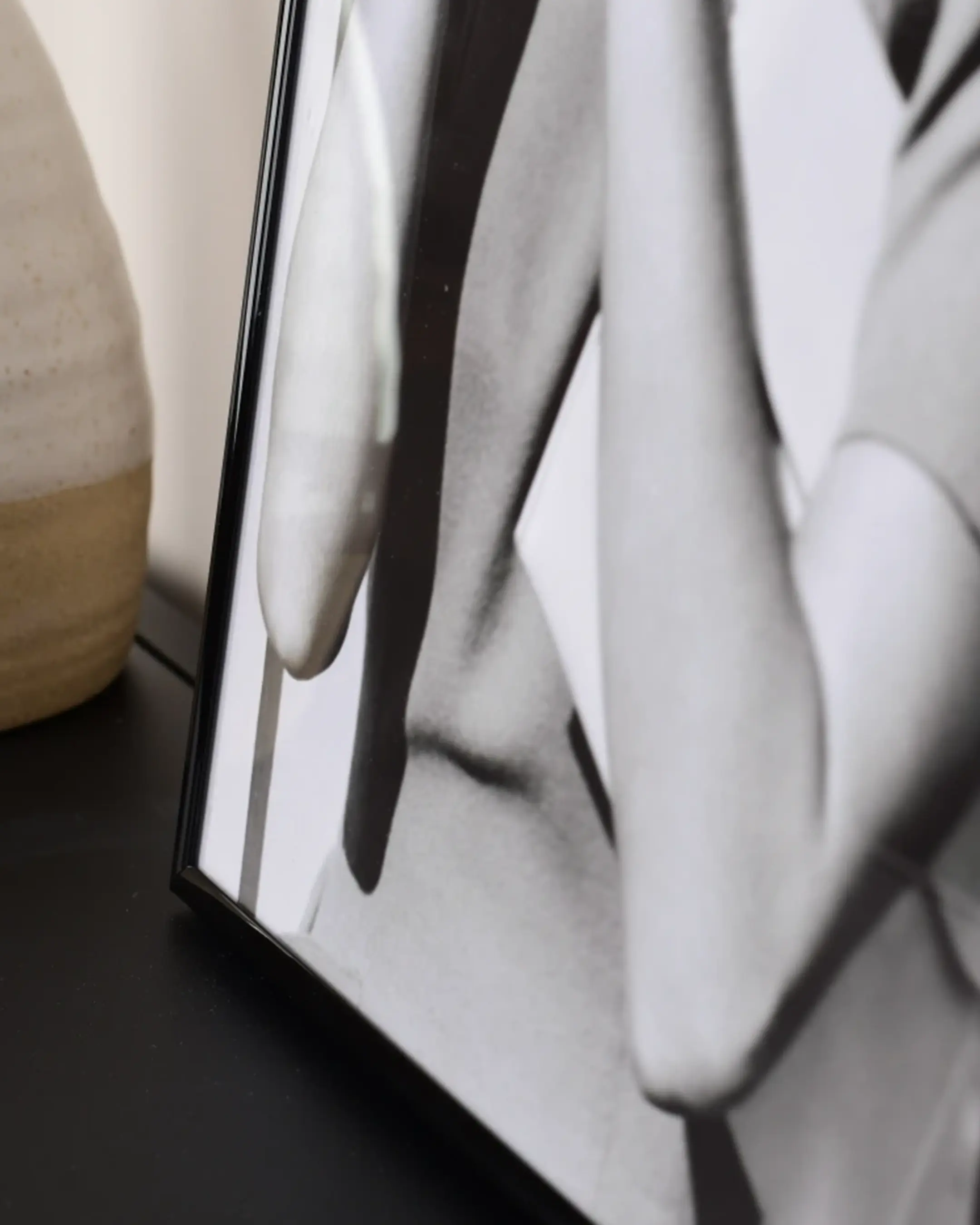 Cadre en plastique Sara noir dans un intérieur