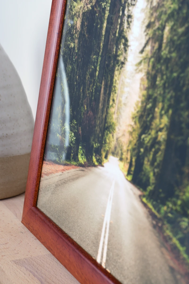 Ton cadre photo en bois Greta marron s'intègre parfaitement dans un intérieur chaleureux. Ce gros plan te montre la qualité de ce MonCadrePréféré.