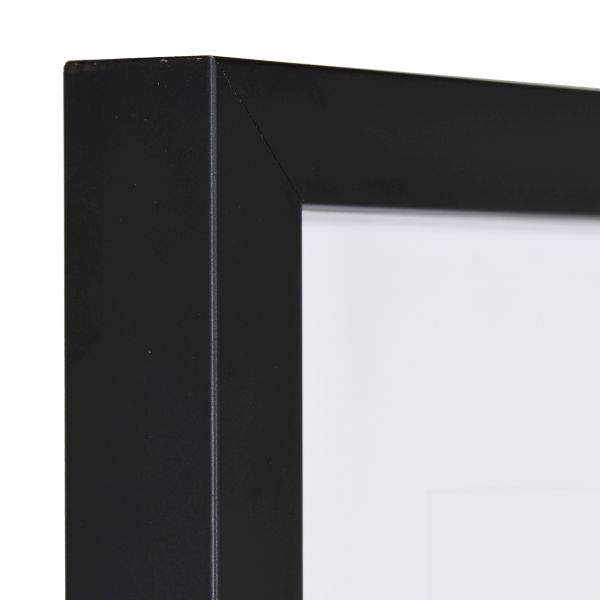 Découvre le coin de ce cadre photo A4 noir MonCadrePréféré. Sa surface lisse et son design épuré mettront en valeur tes plus belles photos.