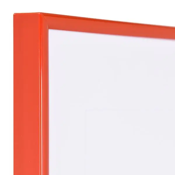 Observe le coin de ce cadre MonCadrePréféré en plastique rouge et fin avec un élégant profil semi-rond.